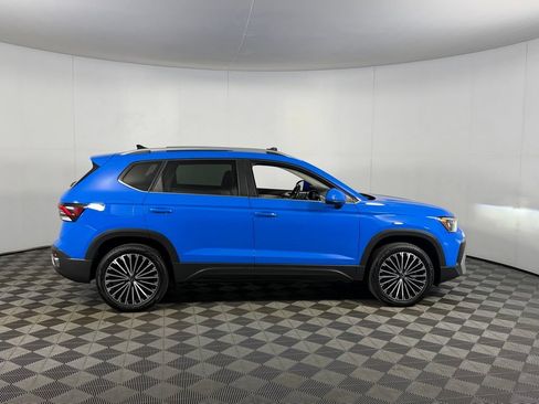 Used 2025 Volkswagen Taos SE w/ Panoramic Sunroof Package FWD image 6