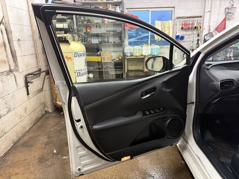 Used 2016 Toyota Prius Two image 11