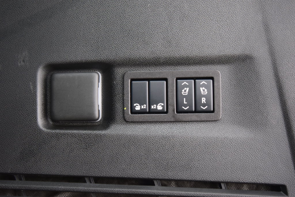Used 2024 Chevrolet Suburban Z71 w/ Luxury Package AWD/4WD image 24