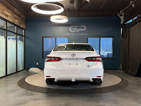 Used 2022 Toyota Camry SE image 4