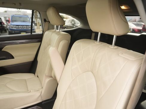 Used 2022 Toyota Highlander Platinum image 14