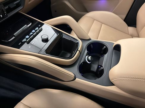 Used 2024 Porsche Cayenne S image 36