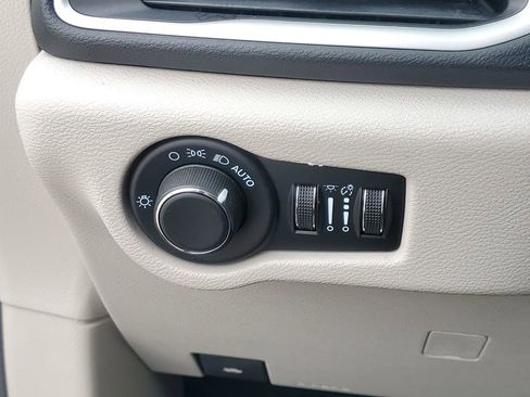Used 2023 Chrysler Voyager LX FWD image 22