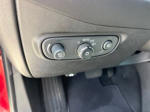 Used 2018 Chevrolet Equinox Premier FWD image 18