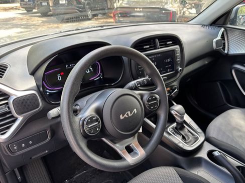 Used 2025 Kia Soul LX w/ LX Technology Package FWD image 32