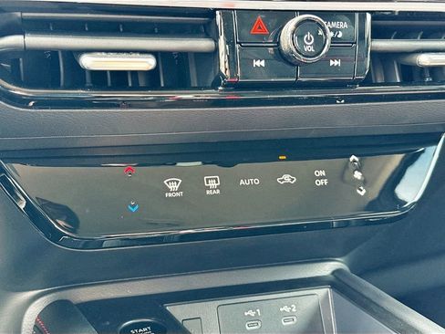 Used 2025 Nissan Kicks SR image 14