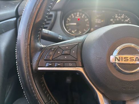 Used 2020 Nissan Rogue SV image 12