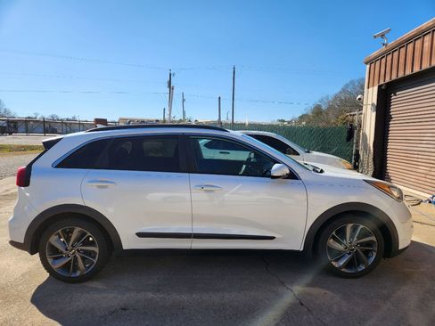 Used 2017 Kia Niro EX image 5