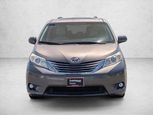 Used 2017 Toyota Sienna XLE FWD image 2