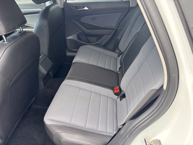 Used 2025 Volkswagen Jetta SE FWD image 8