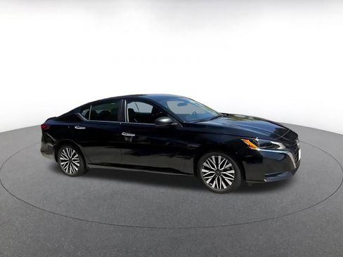 Used 2025 Nissan Altima 2.5 SV FWD image 3