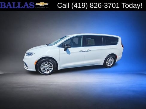 Used 2024 Chrysler Pacifica Touring-L FWD image 4