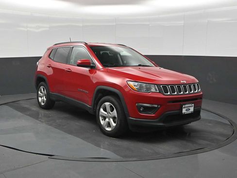 Used 2019 Jeep Compass Latitude w/ Popular Equipment Group AWD/4WD image 2