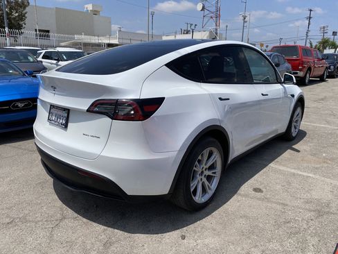 Used 2024 Tesla Model Y Long Range AWD/4WD image 9