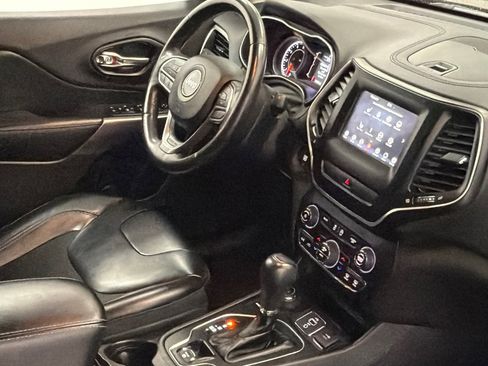 Used 2019 Jeep Cherokee Latitude Plus w/ Comfort/Convenience Group image 9