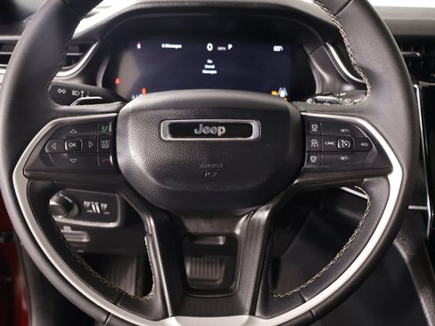 Used 2025 Jeep Grand Cherokee Laredo X AWD/4WD image 3