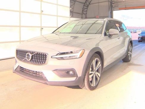 Certified 2025 Volvo V60 B5 Cross Country Plus image 2