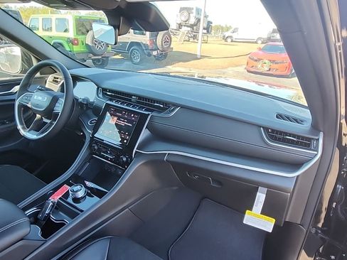 New 2025 Jeep Grand Cherokee Altitude image 26