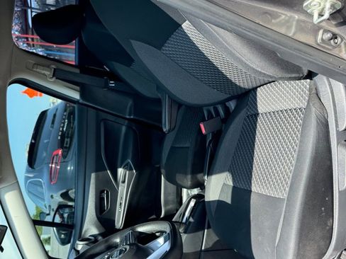 Used 2020 Nissan Versa S image 40