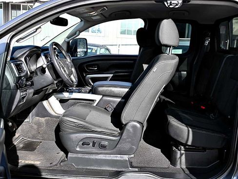 Used 2017 Nissan Titan SV image 8