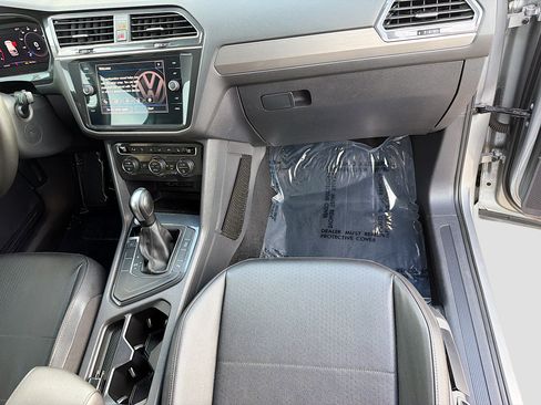 Used 2020 Volkswagen Tiguan SEL FWD image 17
