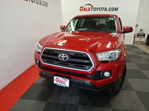 Used 2017 Toyota Tacoma SR5 w/ Tow Package AWD/4WD image 3