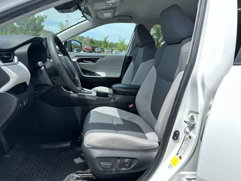 Used 2022 Toyota RAV4 XLE FWD image 3