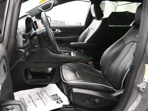 Used 2025 Chrysler Pacifica Limited FWD image 10