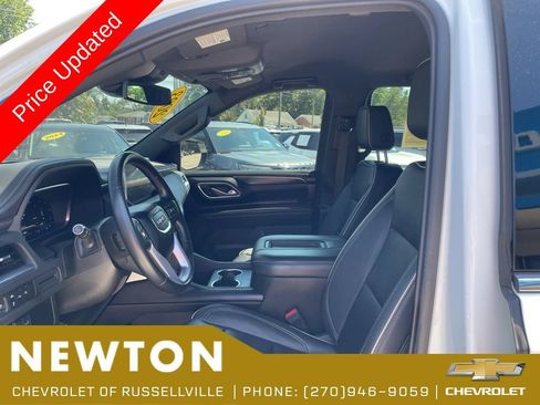 Used 2023 GMC Yukon XL SLT AWD/4WD image 4