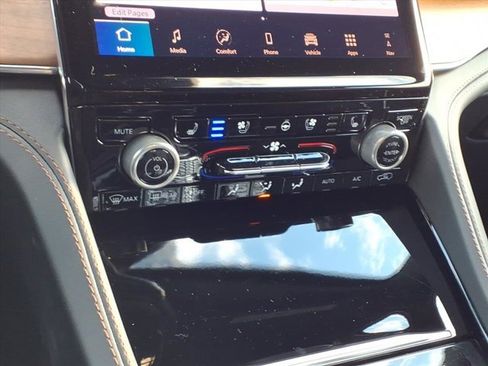 New 2025 Jeep Grand Cherokee Summit image 9