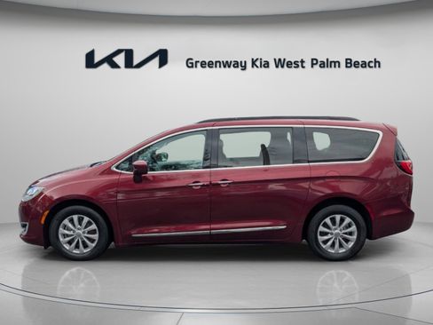 Used 2017 Chrysler Pacifica Touring-L image 5