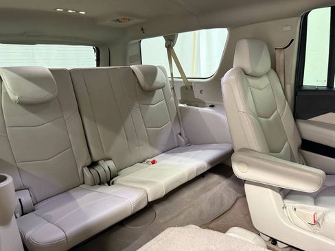 Used 2019 Cadillac Escalade ESV Luxury AWD/4WD image 11