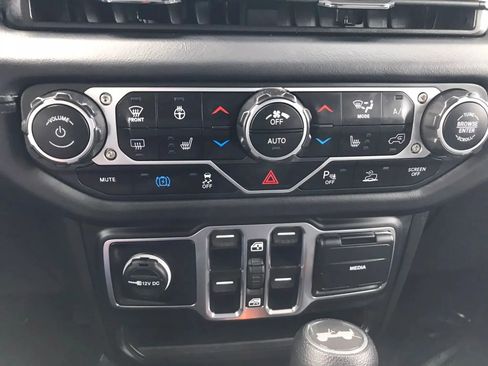 Used 2025 Jeep Wrangler Unlimited Sahara w/ Safety Group AWD/4WD image 23