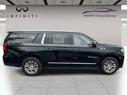 Used 2022 GMC Yukon XL Denali w/ Advanced Technology Package image 8