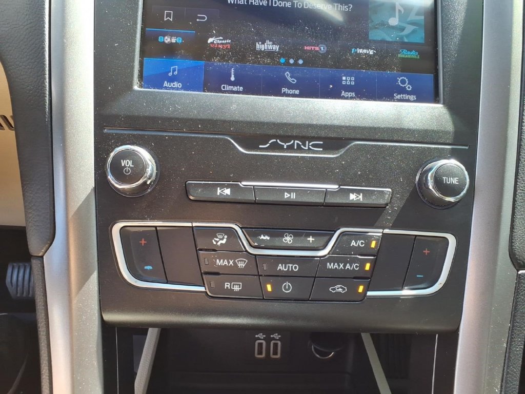 Used 2020 Ford Fusion SE FWD image 22