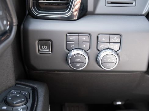 Used 2023 GMC Sierra 1500 AT4 w/ AT4 Preferred Package AWD/4WD image 10