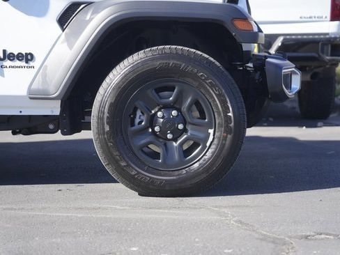 Used 2025 Jeep Gladiator Sport image 4