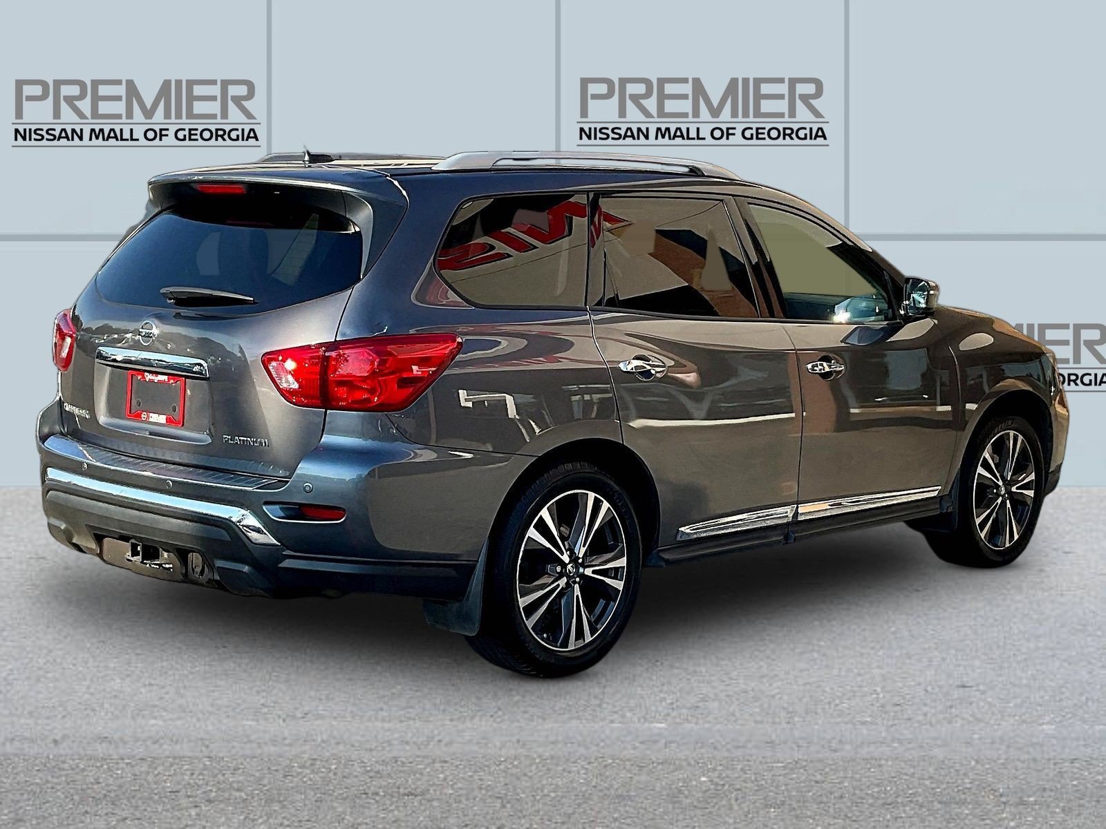 Used 2017 Nissan Pathfinder Platinum w/ Family Entertainment Package FWD image 7