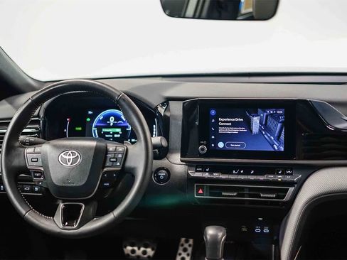 Used 2025 Toyota Camry SE image 12