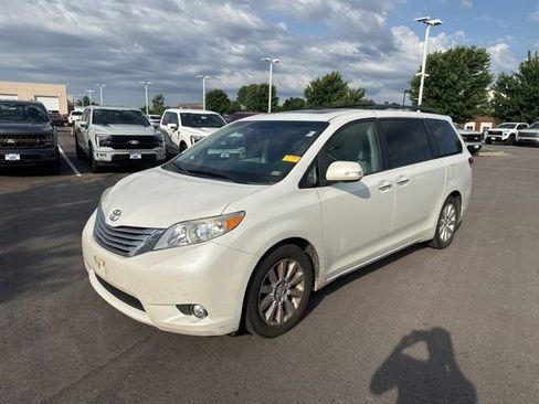 Used 2013 Toyota Sienna Limited w/ Premium Pkg FWD image 3
