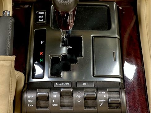 Used 2011 Lexus LX 570 4WD w/ Luxury Pkg image 38