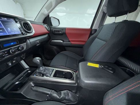 Certified 2023 Toyota Tacoma SR5 AWD/4WD image 10