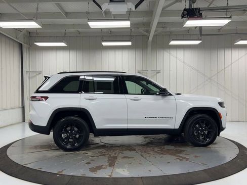 New 2026 Jeep Grand Cherokee Laredo image 9