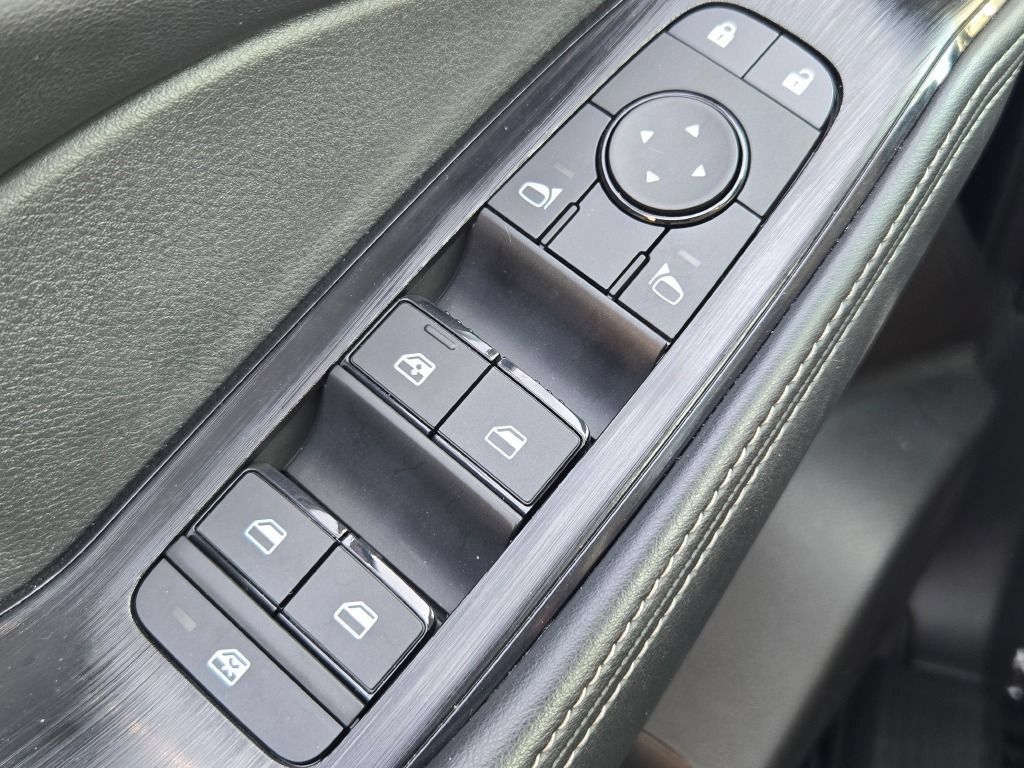 Used 2025 Nissan Rogue SV AWD/4WD image 28