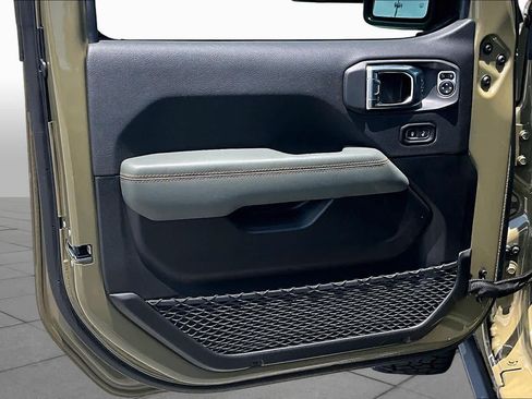 Used 2025 Jeep Gladiator Mojave AWD/4WD image 22