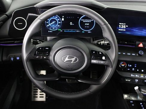 Certified 2025 Hyundai Elantra SEL image 6