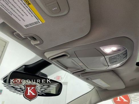 Used 2023 Chrysler Pacifica Limited FWD image 18