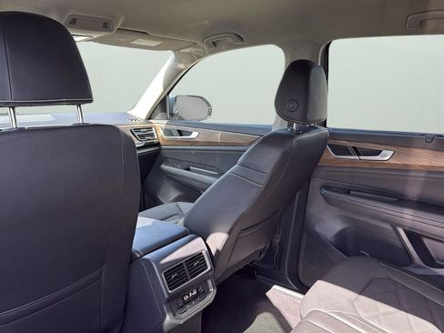 Used 2025 Volkswagen Atlas SE image 29