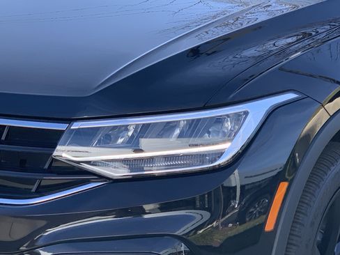 Used 2024 Volkswagen Tiguan SE R-Line image 6