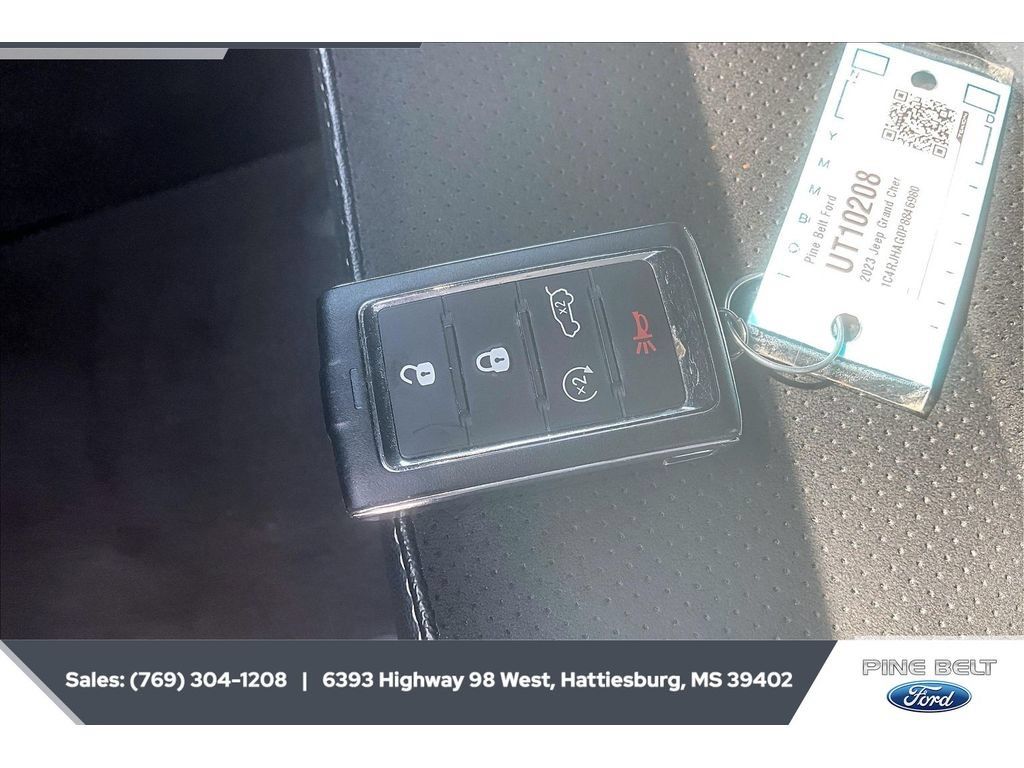 Used 2023 Jeep Grand Cherokee Altitude AWD/4WD image 11
